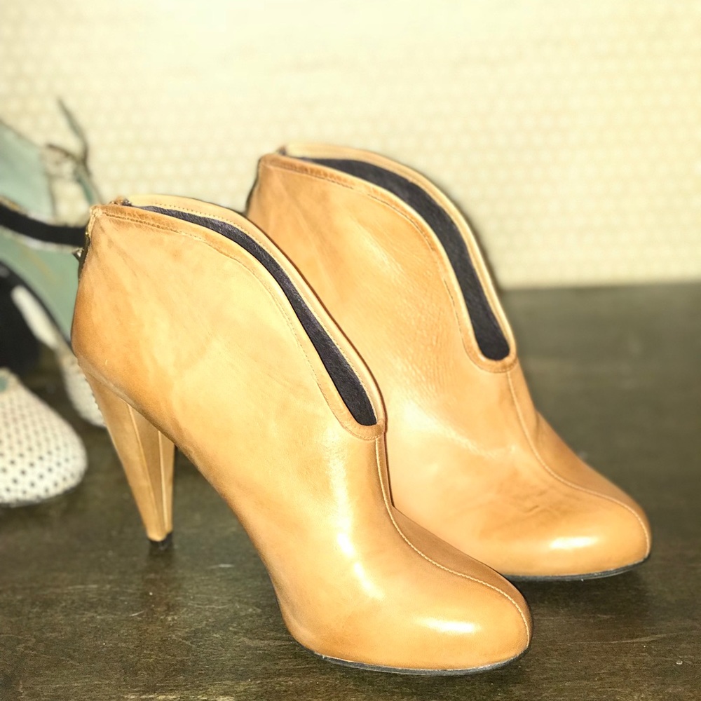 Vince Camuto Leather booties